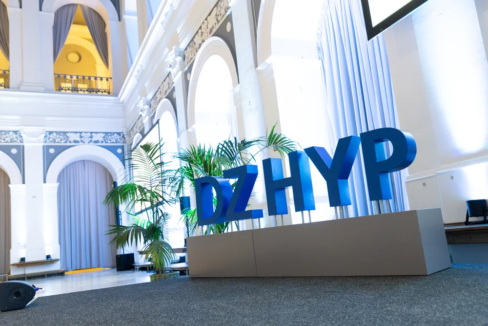 DZ HYP-Schriftzug in Festsaal DZ HYP-Schriftzug in Festsaal