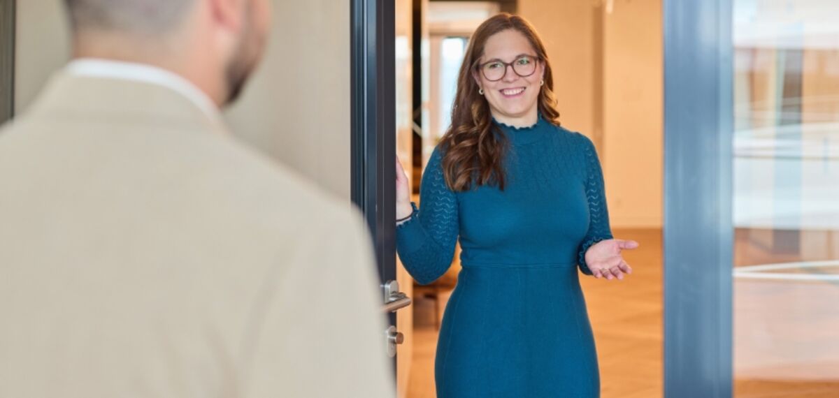 Bewerbung bei der DZ HYP Eine Frau begrüßt einen Mann zu einem Vorstellungsgespräch