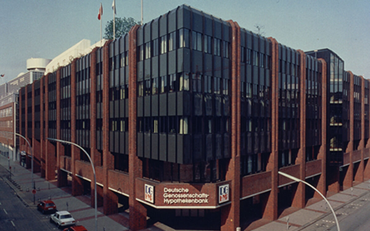 New corporate building in the Rosenstraße in Hamburg in the eighties historical image of the new corporate building in hamburg in the eighties