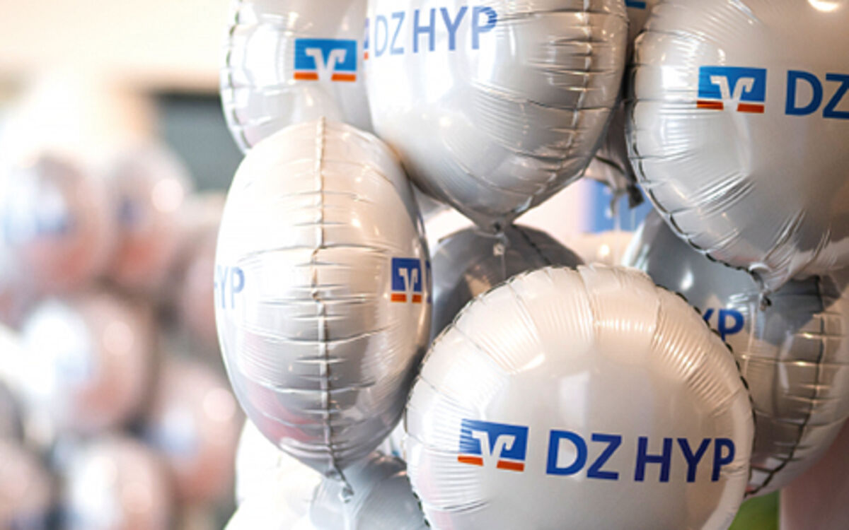 Today, DZ HYP is one of Germany's leading real estate financiers and Pfandbrief issuers A bunch of silver balloons with the DZ HYP logo